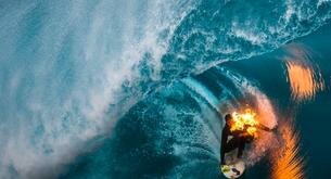 Jamie O´Brien surfea una ola gigante envuelto en llamas