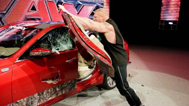 La estrella de la WWE Brock Lesnar destroza un Cadillac con su hacha La estrella de la WWE Brock Lesnar destroza un Cadillac con su hacha