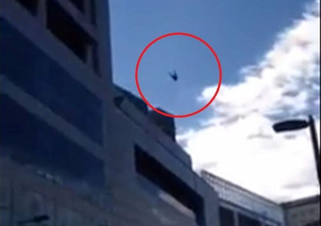 ÂĄAficionado al fĂștbol sobrevive a una caĂda desde un piso 17! ÂĄAficionado al fĂștbol sobrevive a una caĂda desde un piso 17!
