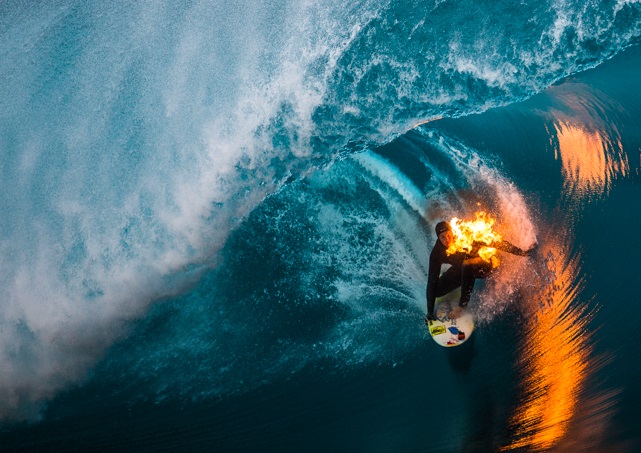 Jamie O´Brien surfea una ola gigante envuelto en llamas Jamie O´Brien surfea una ola gigante envuelto en llamas