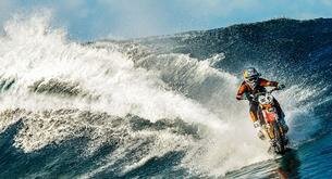 ¡Robbie Madison haciendo surf con una moto!