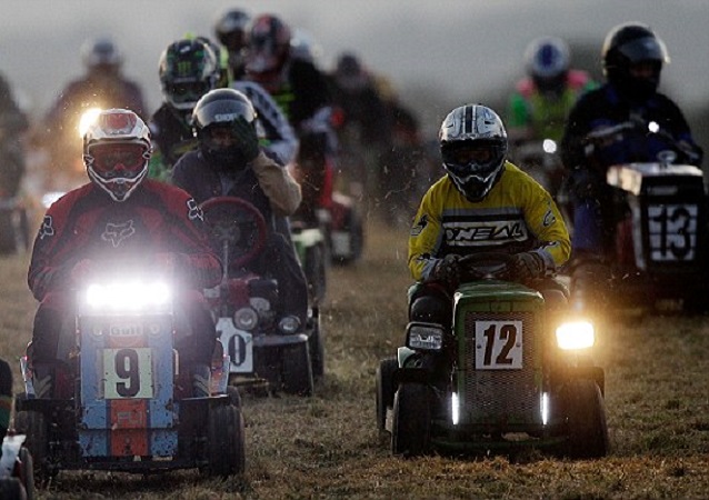 Carreras de cortacésped: El deporte de motor que arrasa en Inglaterra