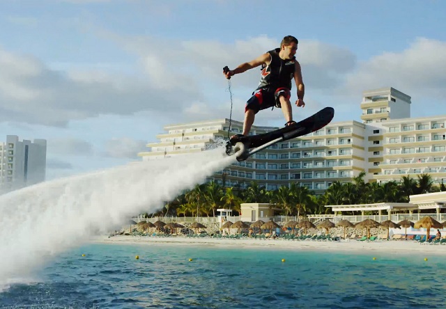 El hoverboard acuático: la última sensación en deportes extremos