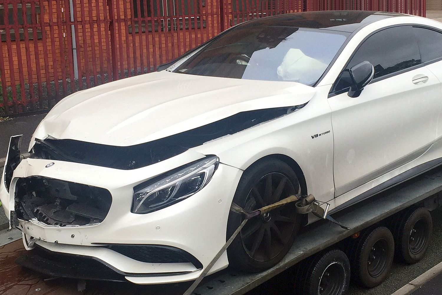 El Mercedes del futbolista Raheem Sterling aparece estrellado y con botellas de gas de la risa en sus asientos El Mercedes del futbolista Raheem Sterling aparece estrellado y con botellas de gas de la risa en sus asientos