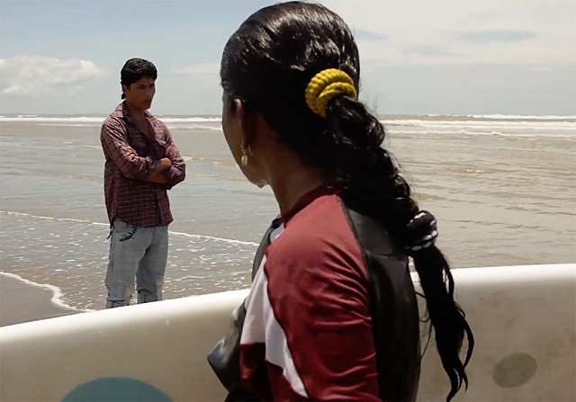 La increíble historia de Nasima Akter, la surfista india que desafió a todo su país