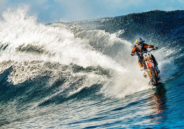 ¡Robbie Madison haciendo surf con una moto!