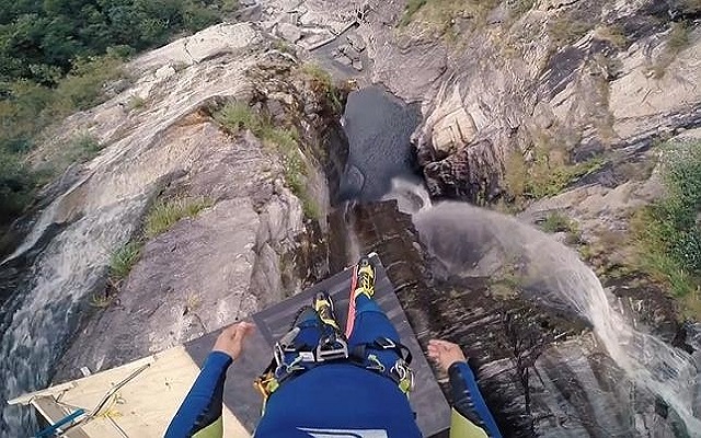 El increíble vídeo del récord de salto al vacío desde un acantilado