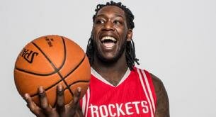 El novato de Houston Rockets Montrezl Harrell rescata a una motorista de un vehículo en llamas