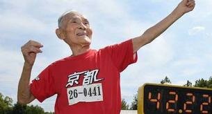 Un corredor japonés de 105 años bate un récord en los 100 metros lisos