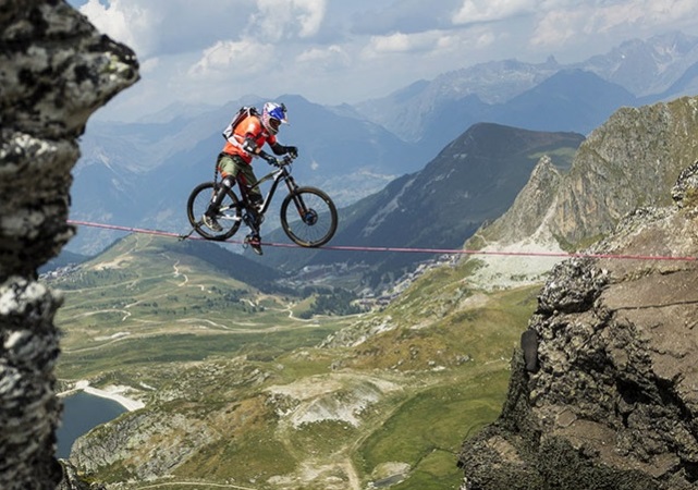 El vídeo de Kenny Belaey en bicicleta sobre una cuerda a 2700 metros de altura