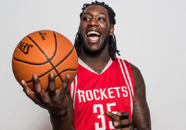 El novato de Houston Rockets Montrezl Harrell rescata a una motorista de un vehículo en llamas