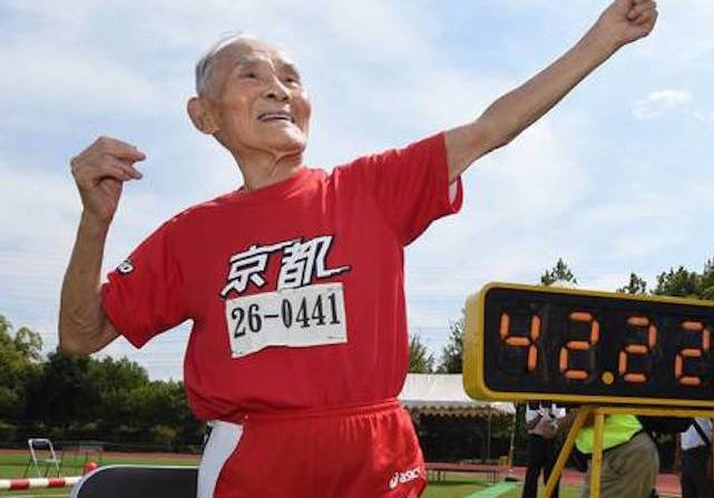 Un corredor japonés de 105 años bate un récord en los 100 metros lisos Un corredor japonés de 105 años bate un récord en los 100 metros lisos