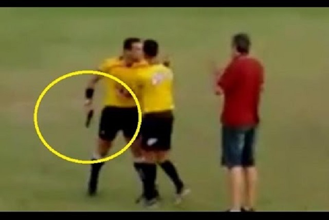 Un árbitro saca una pistola en medio de un partido de fútbol en Brasil
