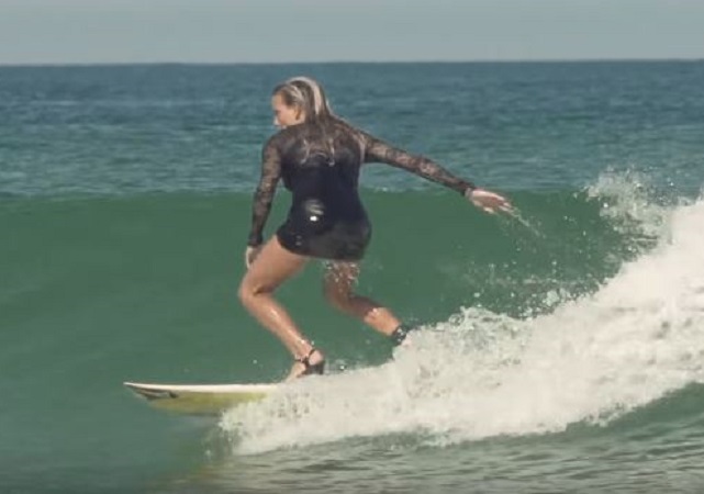 El alucinante vídeo de Maud Le Car surfeando con tacones y vestido