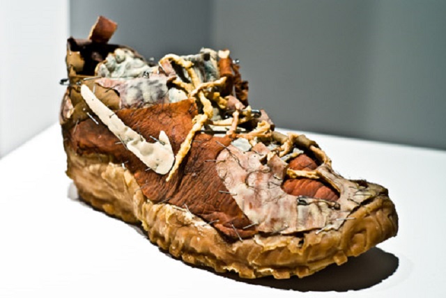 Las terroríficas zapatillas Nike hechas con carne humana, pelos y animatrónicas