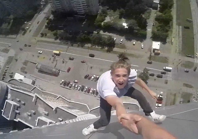 El vĂdeo viral de dos rusos colgados de un edificio de 40 pisos sin arnĂ©s El vĂdeo viral de dos rusos colgados de un edificio de 40 pisos sin arnĂ©s