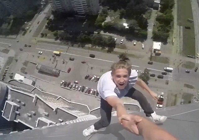 El vídeo viral de dos rusos colgados de un edificio de 40 pisos sin arnés