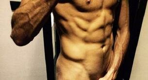 Marouane Fellaini, desnudo y jugueteando con la ex de Balotelli