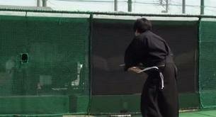 El viral de los reflejos: Una katana contra una pelota de béisbol a 160 kmh