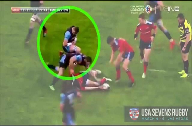 Un jugador de rugby se coloca un hombro dislocado en un partido y sigue jugando como si nada