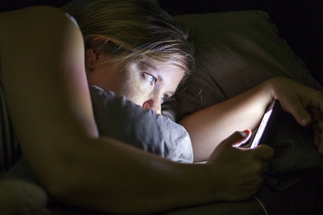 ¿Sabes por qué es peligroso mirar el teléfono a oscuras antes de dormir? ¿Sabes por qué es peligroso mirar el teléfono a oscuras antes de dormir?
