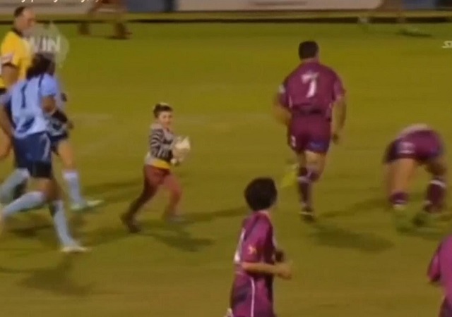 Un niño de 4 años salta a un campo de rugby y lo que pasó después sorprendió a todos Un niño de 4 años salta a un campo de rugby y lo que pasó después sorprendió a todos