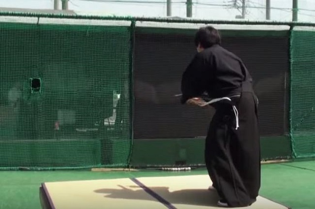 El viral de los reflejos: Una katana contra una pelota de béisbol a 160 kmh