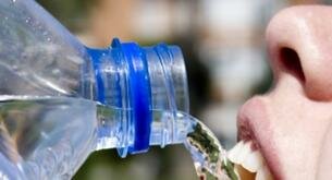 Los peligros de beber agua embotellada