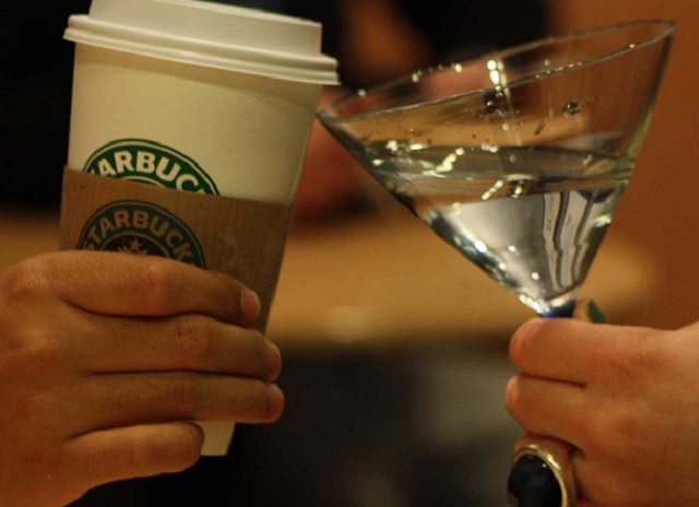 Los peligros de beber café estando borracho Los peligros de beber café estando borracho