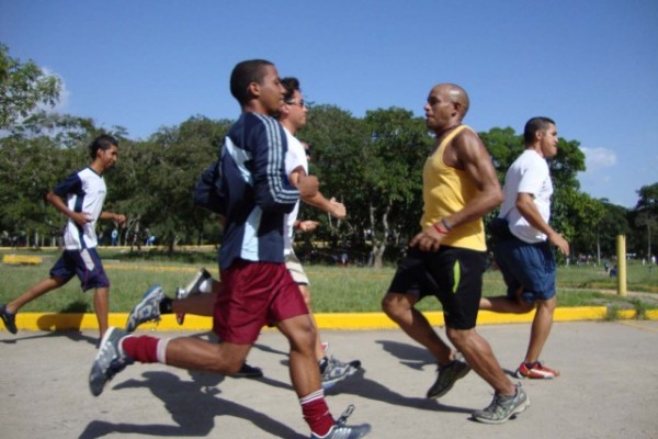 Retro Running: la nueva moda de correr de espaldas que hace furor