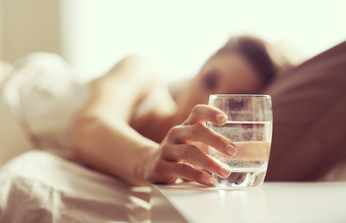 ¿Dejas un vaso de agua en la mesilla de noche? ¡Cuidado! ¿Dejas un vaso de agua en la mesilla de noche? ¡Cuidado!