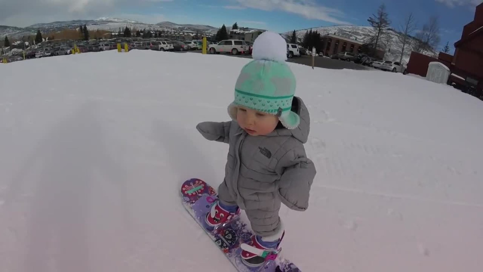 Un bebé de un año, rey del snowboard