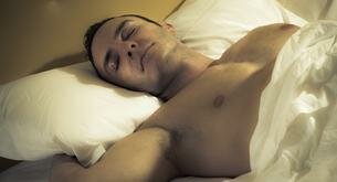 5 Beneficios de dormir desnudo