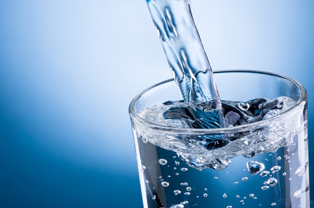 ¿Es necesario beber 8 vasos de agua al día?