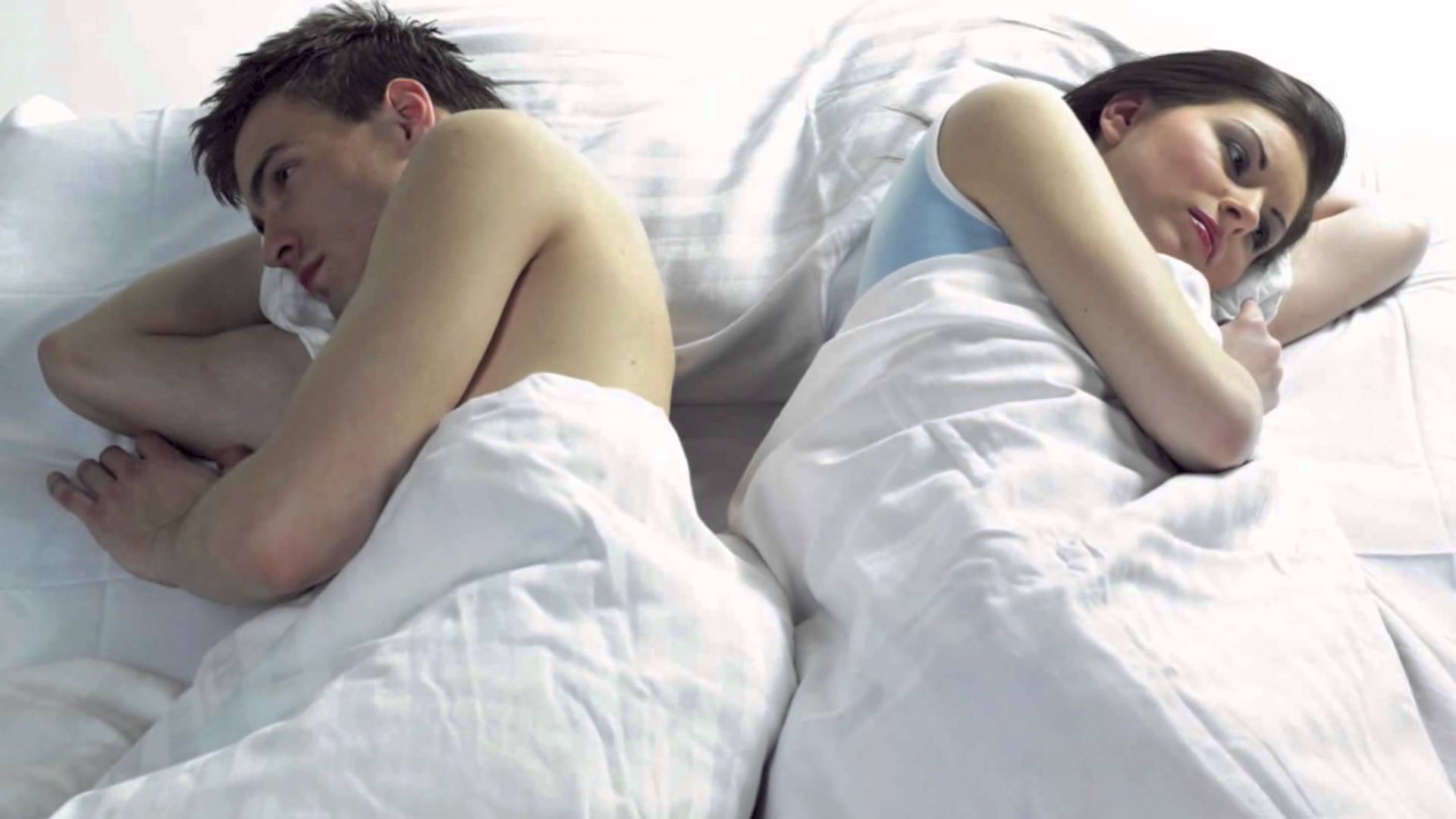 Измена спящих видео. Мужчина и женщина в постели. Мужчина и женщина в кровати. Семейные отношения в постели. Супружеские отношения в постели.
