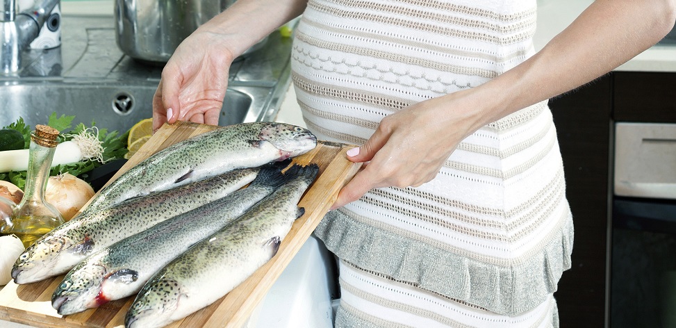 Comer pescado durante el embarazo es bueno para el desarrollo del feto