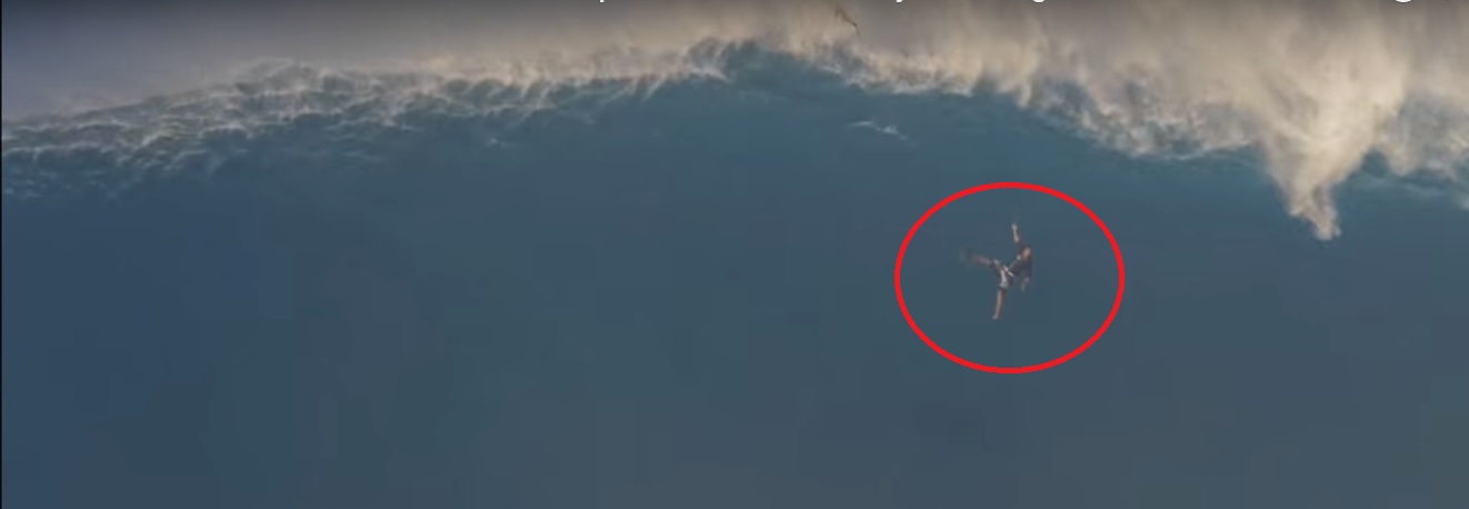 Un surfista a punto de morir por culpa de una ola gigante