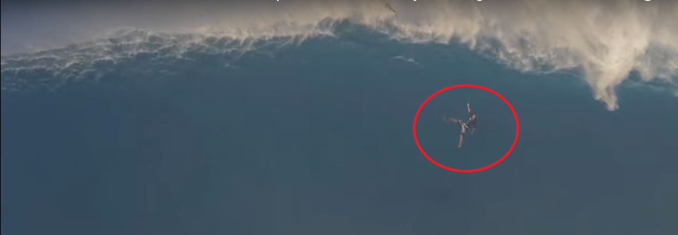Un surfista a punto de morir por culpa de una ola gigante Un surfista a punto de morir por culpa de una ola gigante
