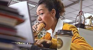 Los inconvenientes de comer en la mesa del trabajo