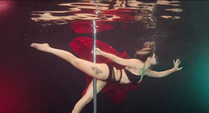Pole dancing bajo el agua: belleza sin límites