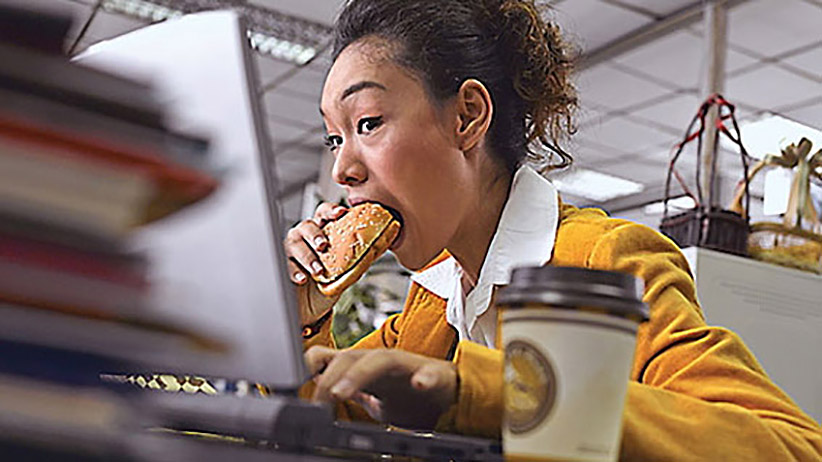 Los inconvenientes de comer en la mesa del trabajo