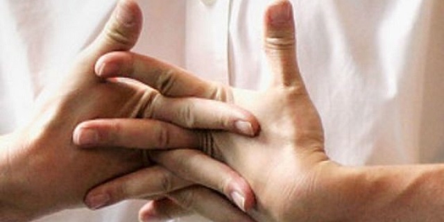 ¿Te crujes los dedos de la mano? 