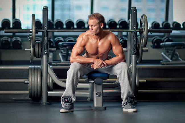 4 ejercicios básicos que debes hacer en el gimnasio