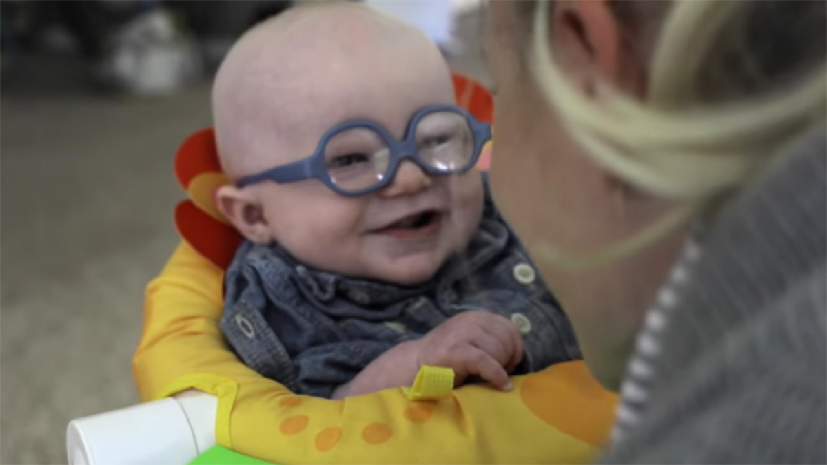 La preciosa reacción de un bebé al ver a su madre por primera vez