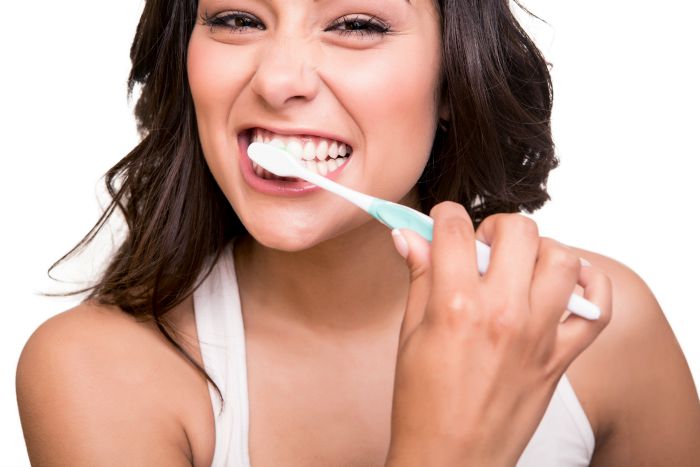 5 maneras de lavarte mal los dientes