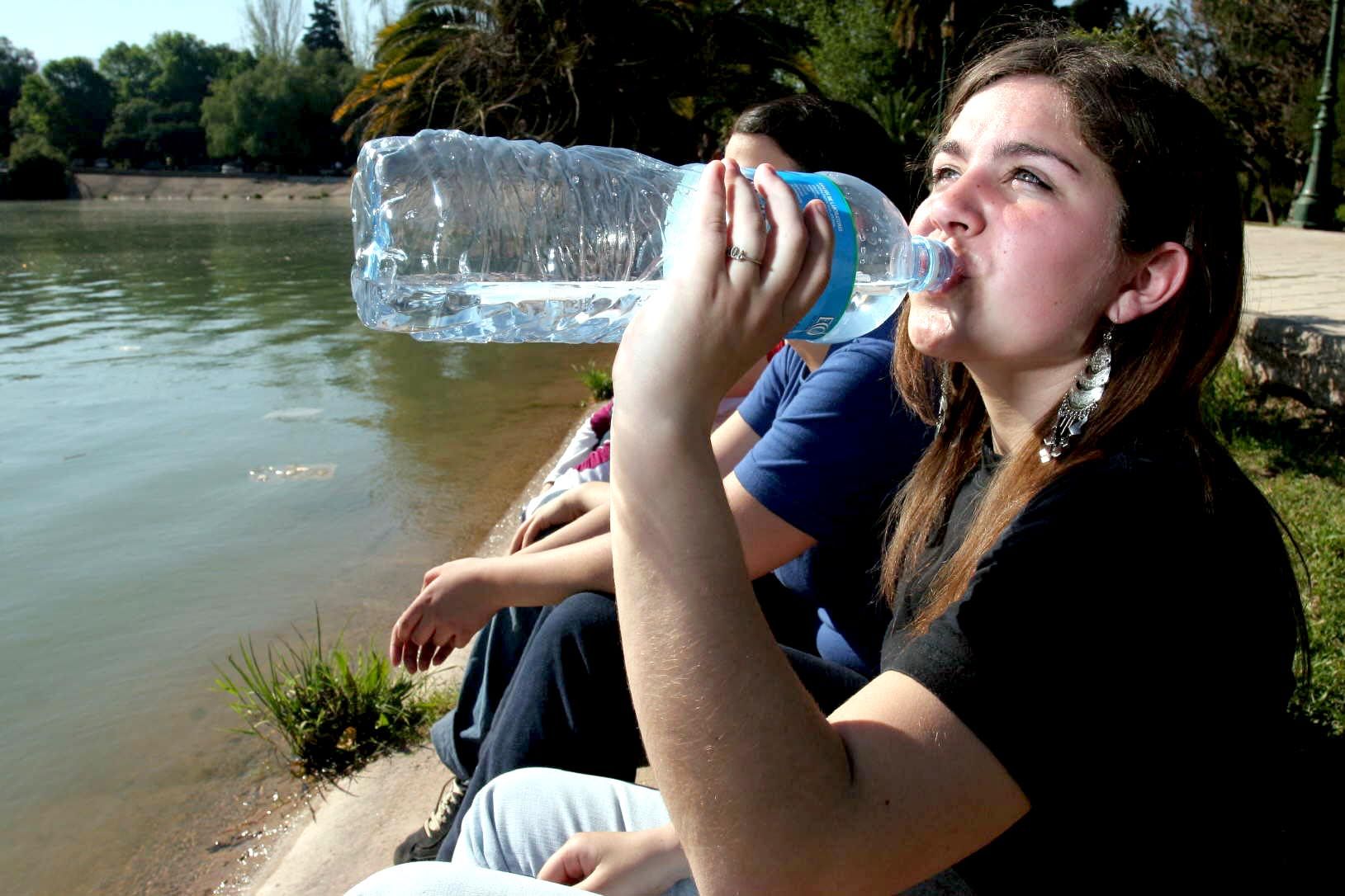 Señales del cuerpo de que estamos bebiendo poca agua