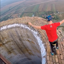 Estas acrobacias en monociclo a 250 metros de altura son de vértigo