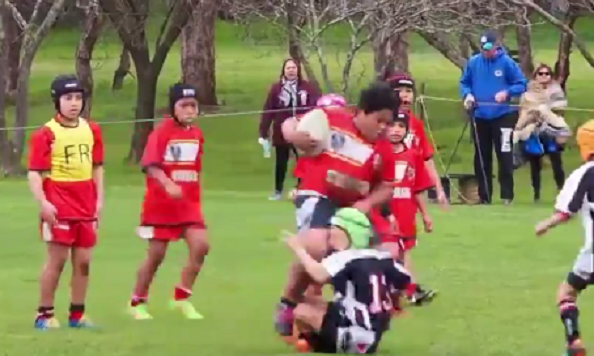 Este niño de 8 años es una bestia jugando al rugby