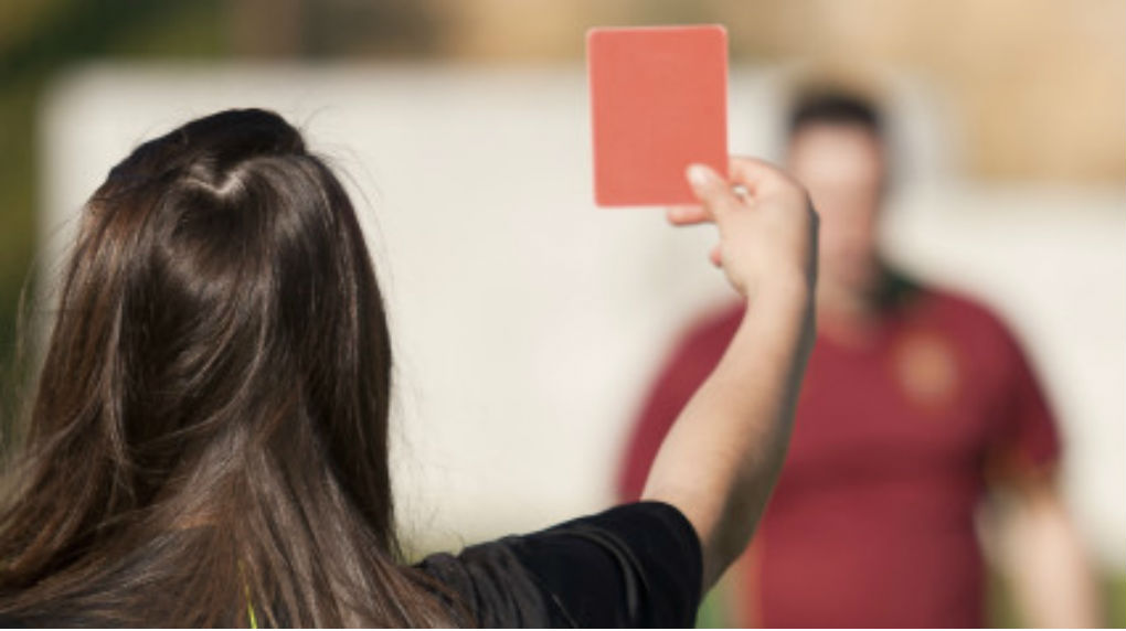 Arbitro suspendió partido cuando la mandaron a fregar platos