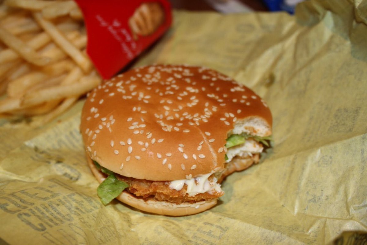 Este hombre tiene sexo con una hamburguesa McChicken Este hombre tiene sexo con una hamburguesa McChicken